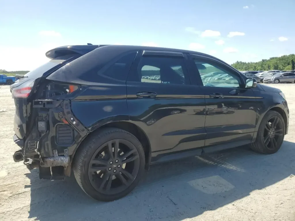 Tył czarnego Forda Edge ST z uszkodzonym tylnym narożnikiem