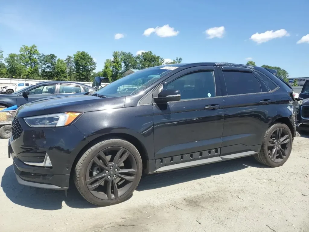 Czarny Ford Edge ST z profilu, na dużych ciemnych felgach