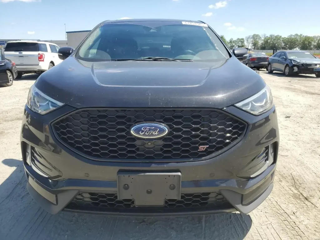 Czarny Ford Edge ST widziany od przodu na placu aukcyjnym