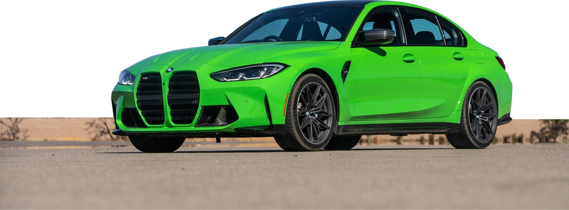 Jaskrawozielone BMW M3 stoi na asfaltowej drodze w pustynnym otoczeniu