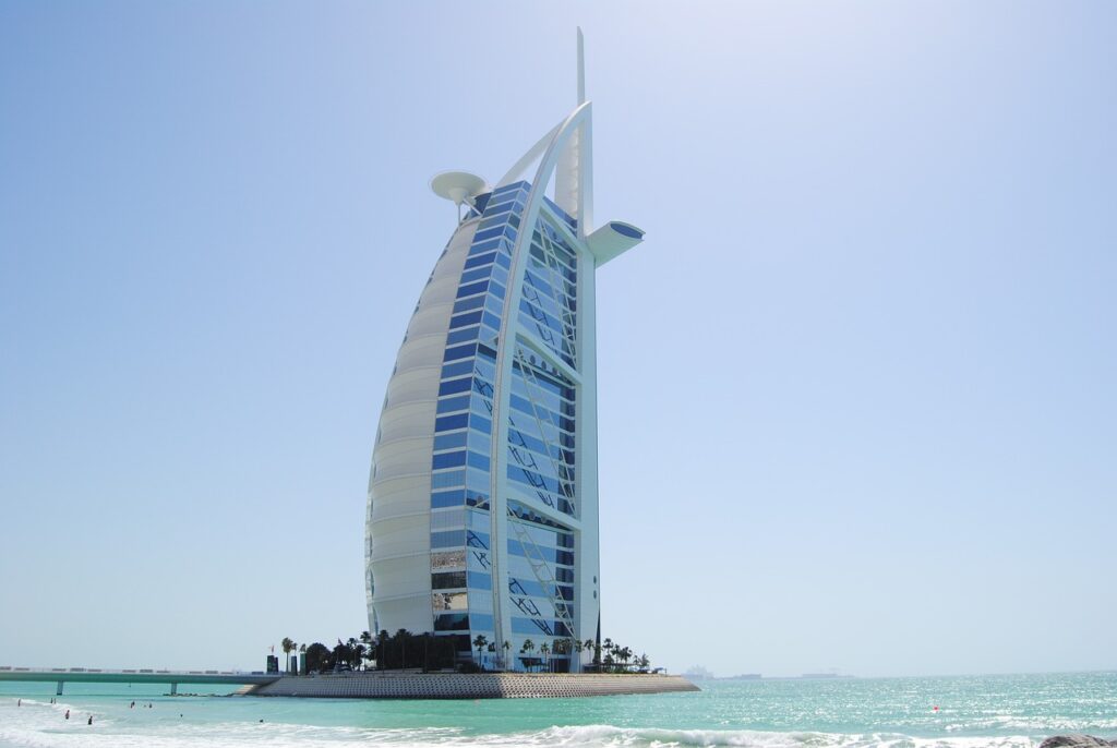 Burj Al Arab w Dubaju nad turkusowym morzem, widok z plaży w słoneczny dzień