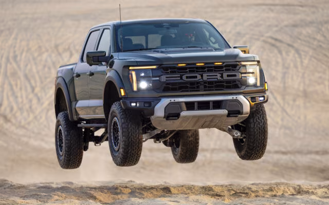 Ford Raptor skacze nad piaszczystą wydmą podczas jazdy terenowej po pustyni