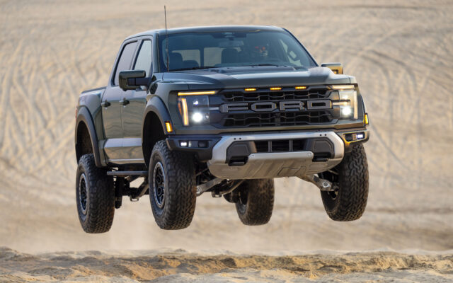 Ford Raptor skacze nad piaszczystą wydmą podczas jazdy terenowej po pustyni