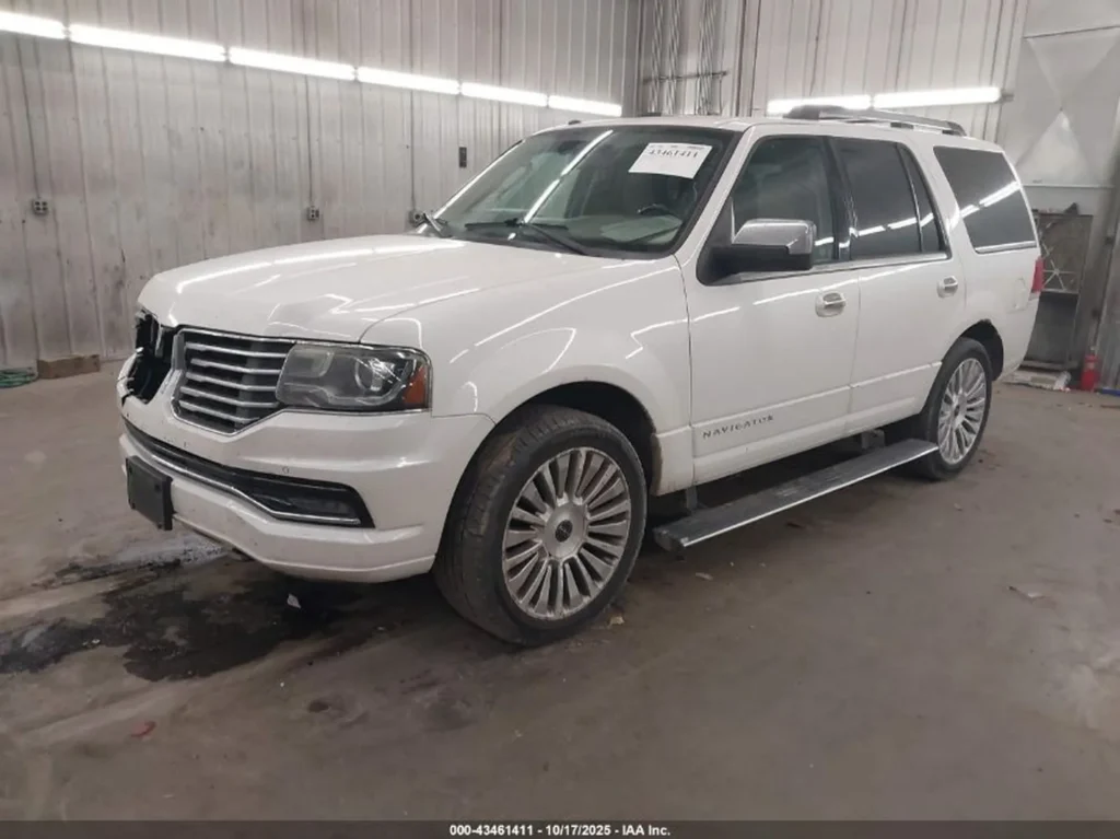Biały Lincoln Navigator sfotografowany od przodu z lewej strony w hali samochodowej