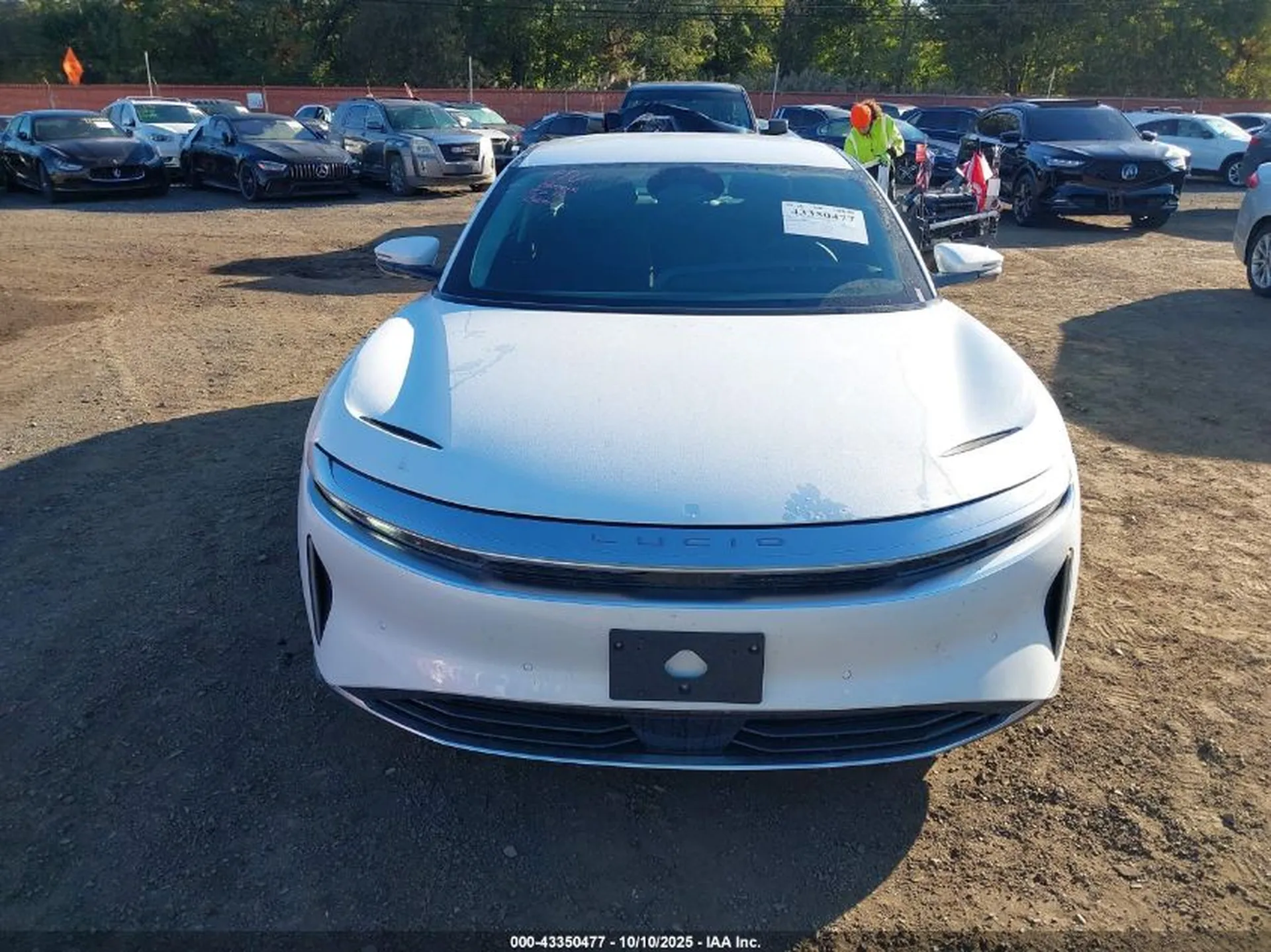 Lucid Air od frontu, wąski pasek świateł, czysta maska bez tablicy.