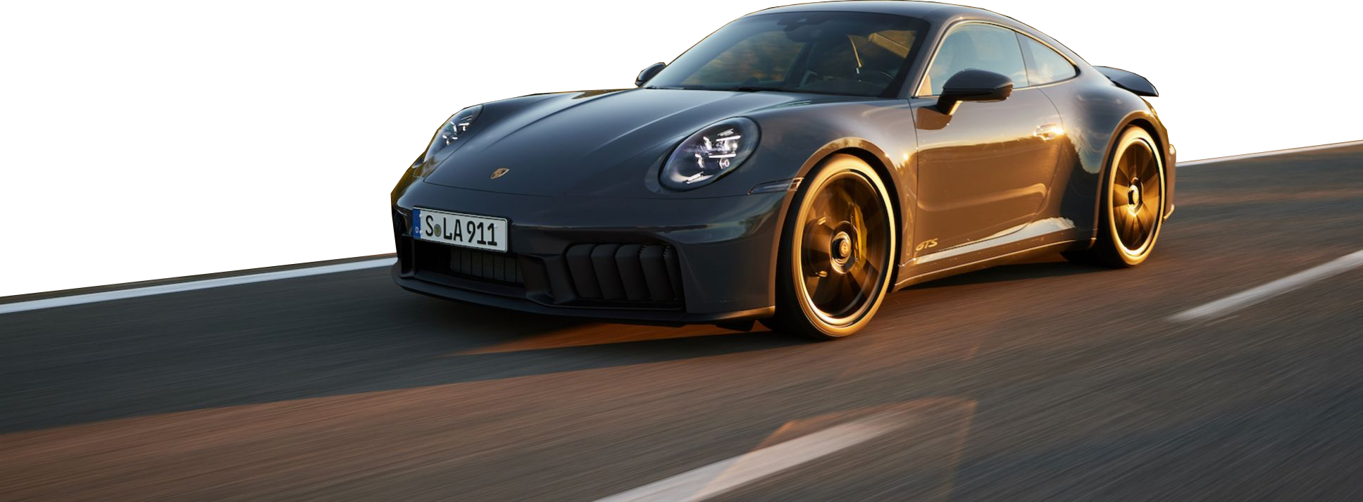 Porsche 911 GTS jedzie szybko po drodze o zachodzie słońca
