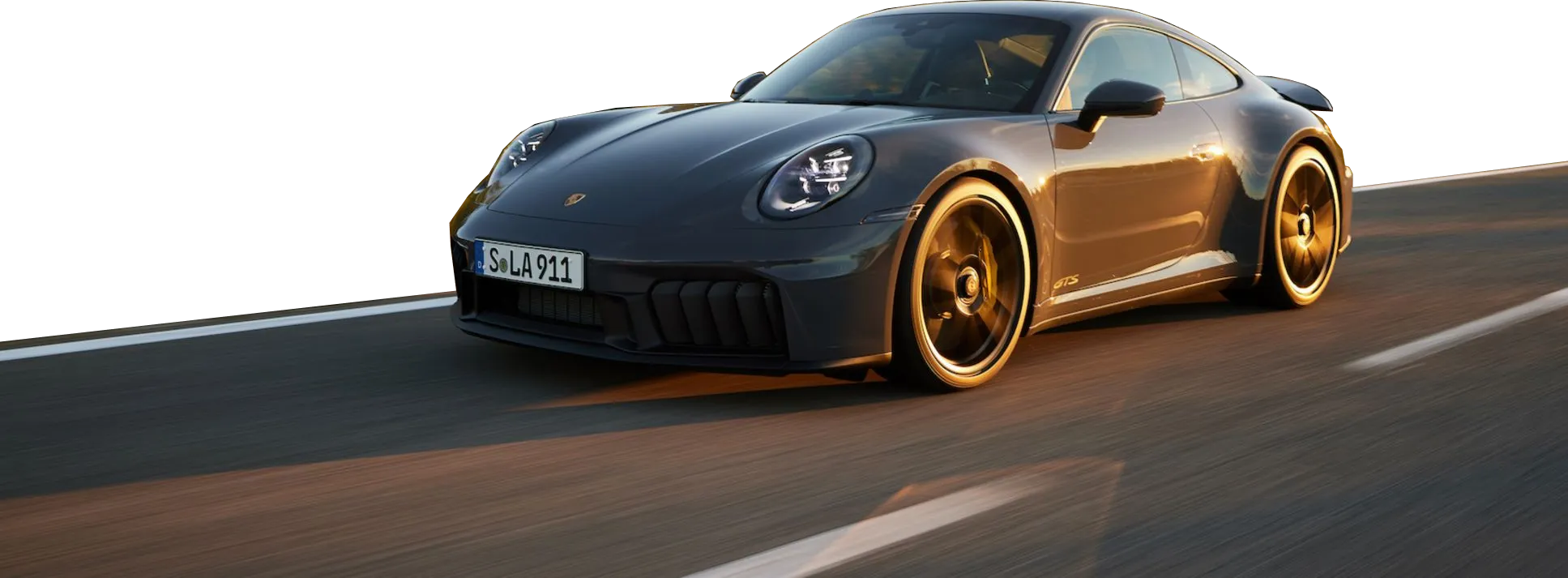Porsche 911 GTS jedzie szybko po drodze o zachodzie słońca