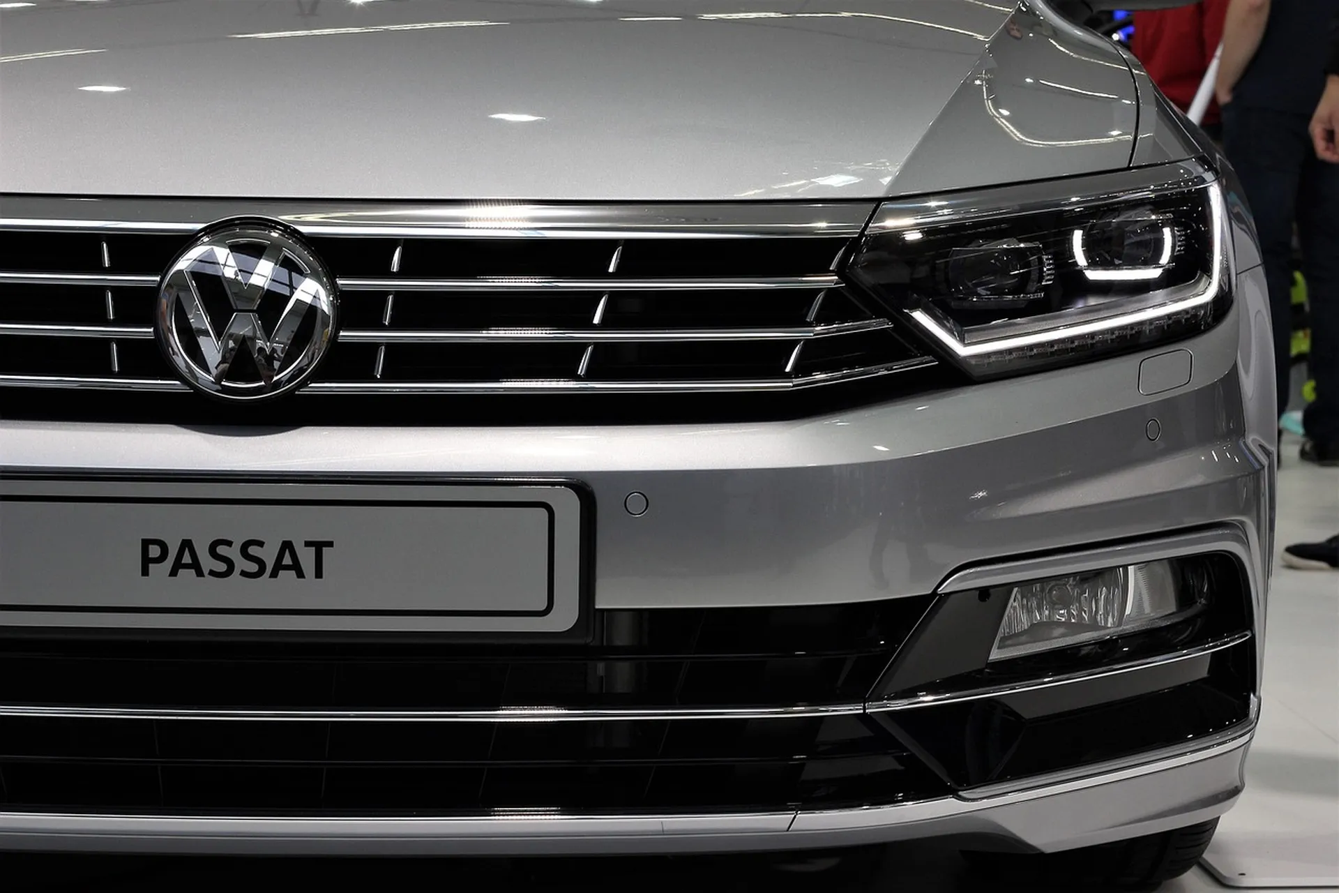 Zbliżenie na grill i reflektor Volkswagena Passata z USA w kolorze srebrnym.