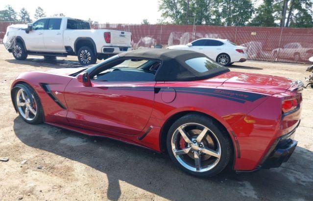 Czerwony Chevrolet Corvette kabriolet z czarnym dachem, widok z boku