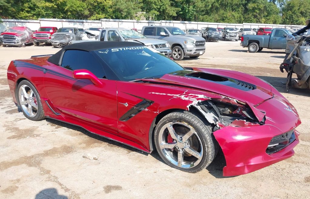 Chevrolet Corvette, przód z boku z widocznym uszkodzeniem zderzaka