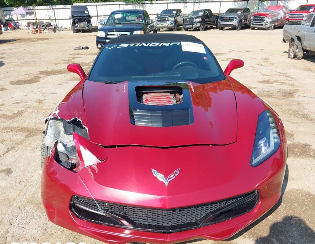 Czerwony Chevrolet Corvette z mocno uszkodzonym przednim zderzakiem
