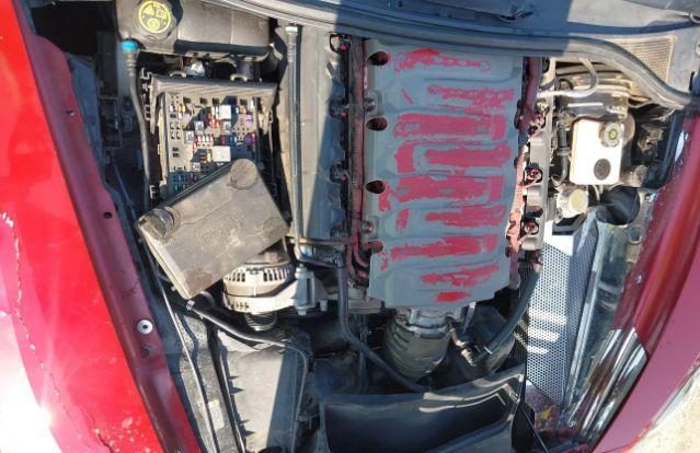 Silnik V8 Chevroleta Corvette widoczny pod otwartą maską