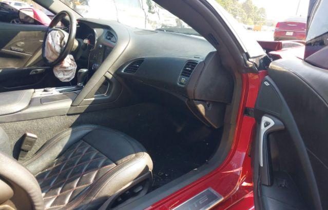 Wnętrze Chevroleta Corvette - czarne skórzane fotele z pikowanym wzorem