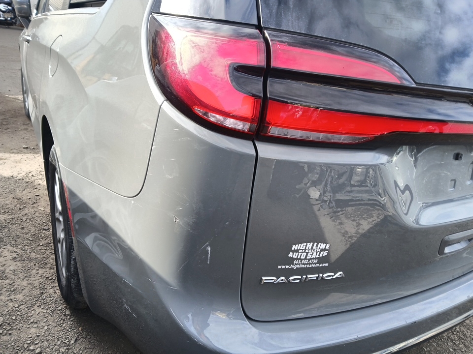 Tylny błotnik Chryslera Pacifica z widoczną plakietką modelu