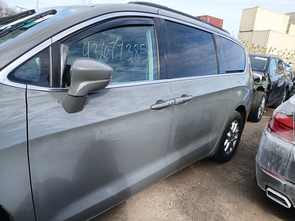 Bok Chryslera Pacifica z numerem inwentarzowym zapisanym na szybie