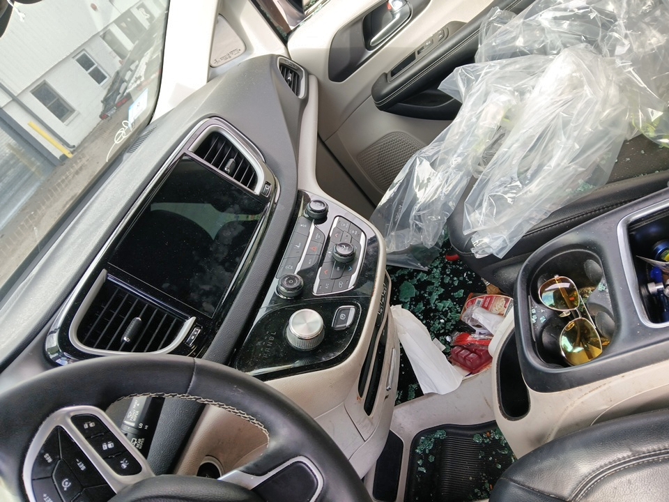 Konsola środkowa i schowek w Chryslerze Pacifica, widoczne przedmioty na fotelu
