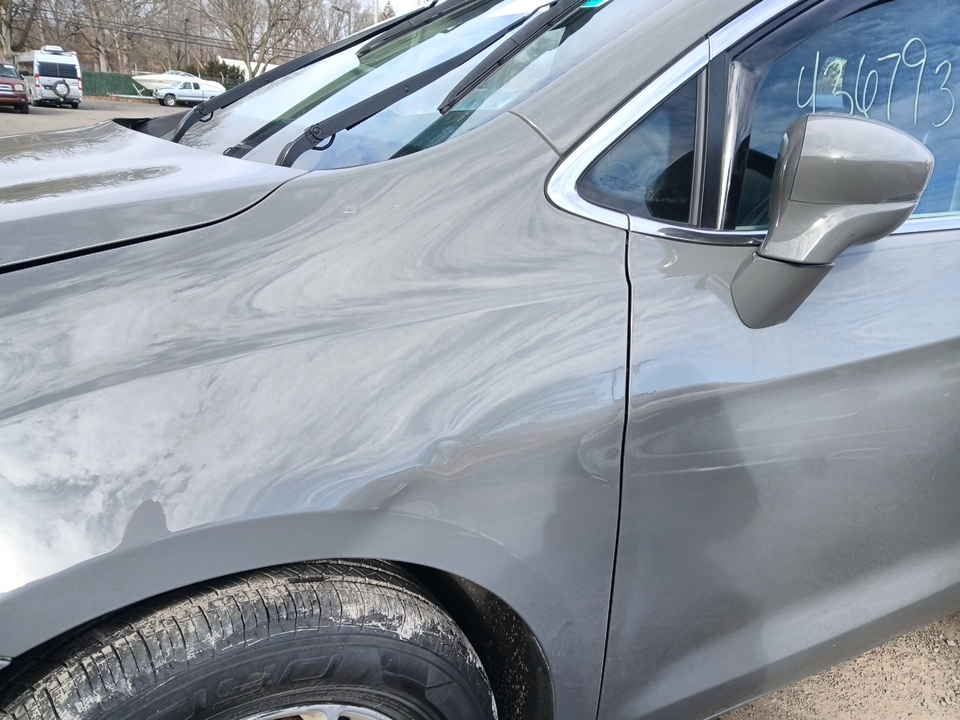 Zbliżenie na boczny panel nadwozia i koło Chryslera Pacifica