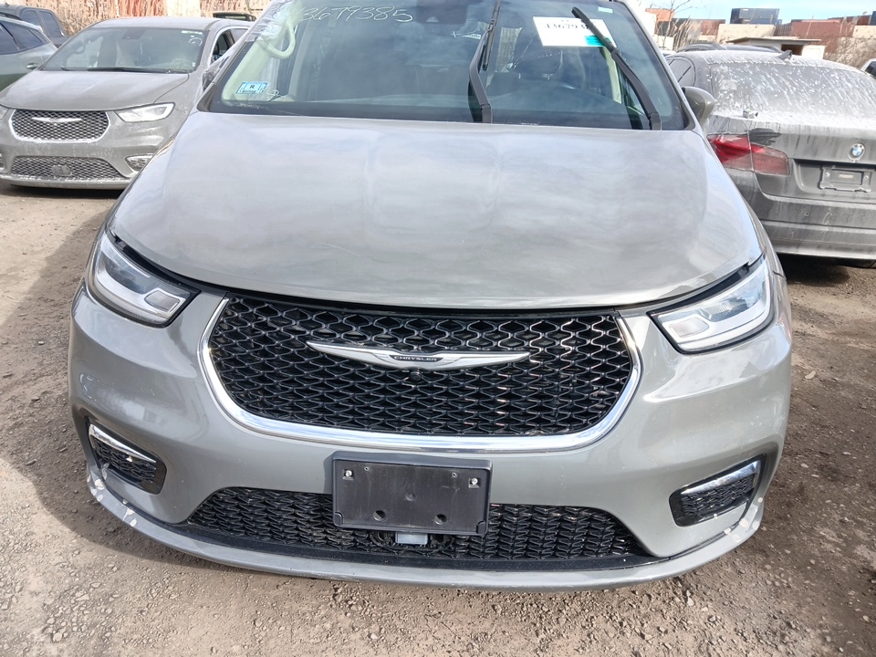 Przód Chryslera Pacifica w kolorze srebrnym, z chromowaną atrapą chłodnicy