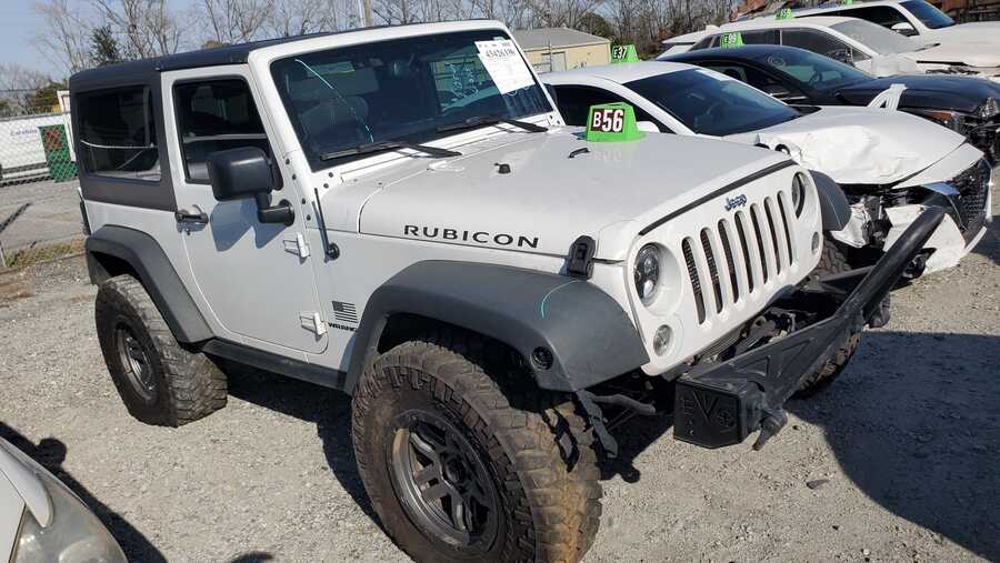 Biały Jeep Wrangler Rubicon na placu, widok od przodu z boku
