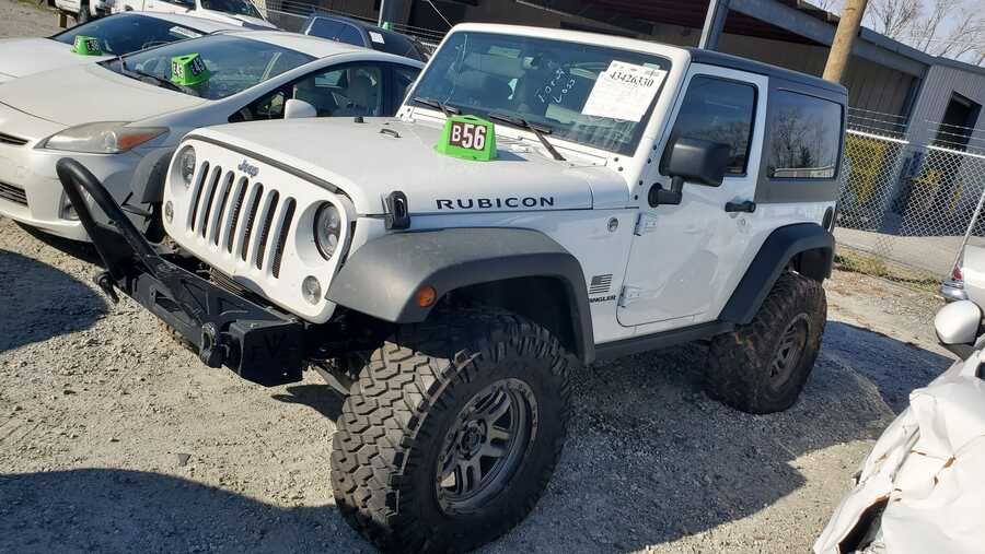Jeep Wrangler Rubicon - przód z boku, widoczne czarne nadkola