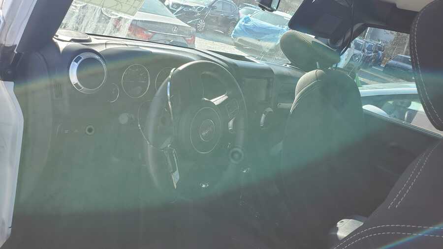 Wnętrze Jeepa Wrangler widoczne przez zaparowaną przednią szybę