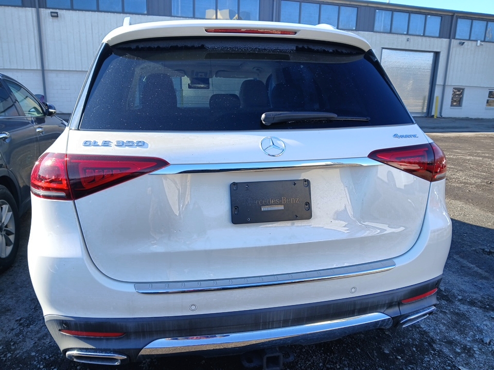 Tył białego Mercedesa-Benz GLE z widocznym emblematem i tablicą rejestracyjną