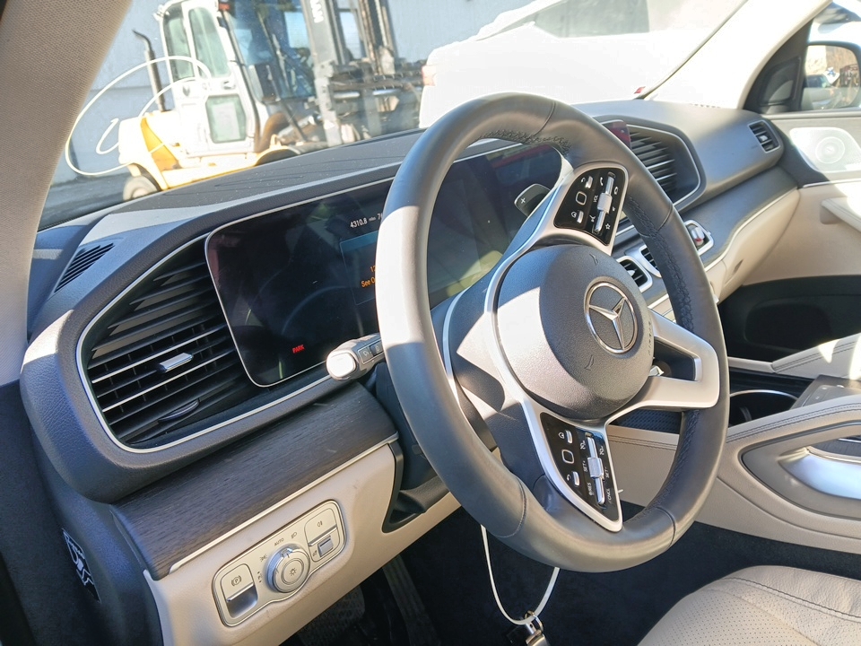 Wnętrze Mercedesa-Benz GLE z kierownicą i ekranem multimedialnym