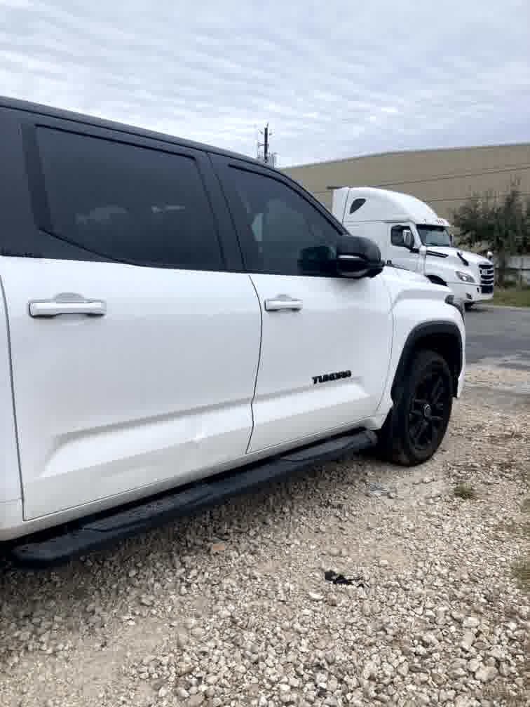 Bok białej Toyoty Tundra z napisem Tundra na nadwoziu