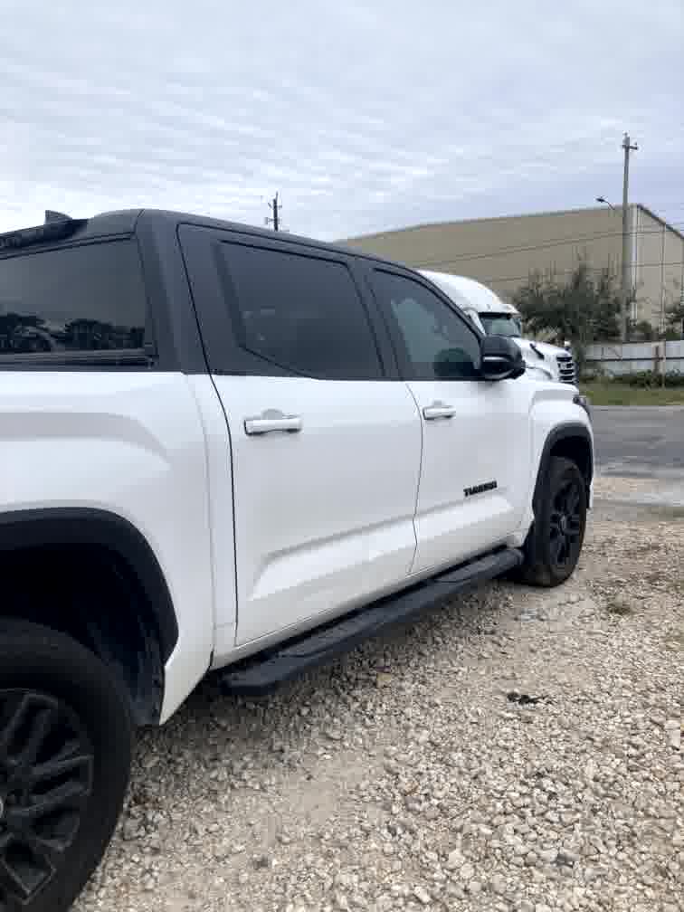 Boczny profil białej Toyoty Tundra z czarnym dachem
