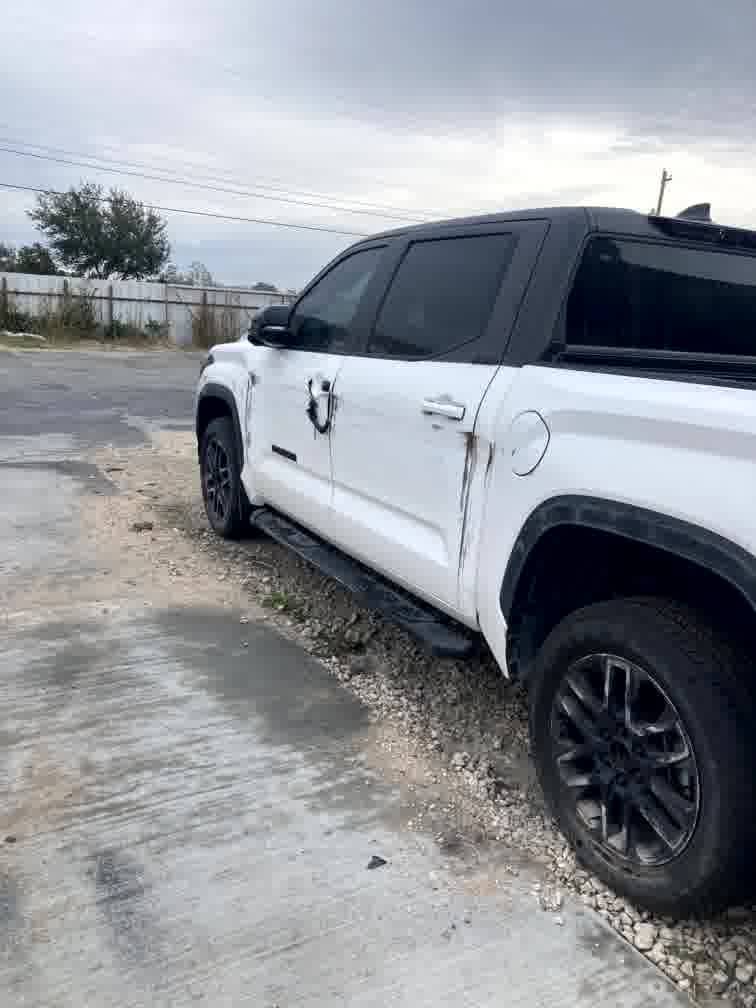 Bok Toyoty Tundra z widocznym wgnieceniem na drzwiach