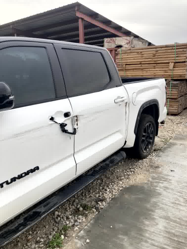 Przednie drzwi Toyoty Tundra z bocznym lusterkiem, widok z boku