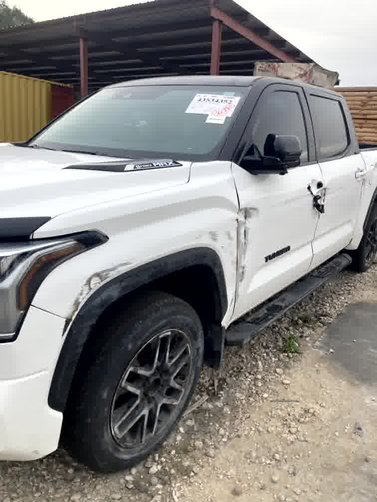 Przednie nadkole białej Toyoty Tundra z widocznym wgnieceniem