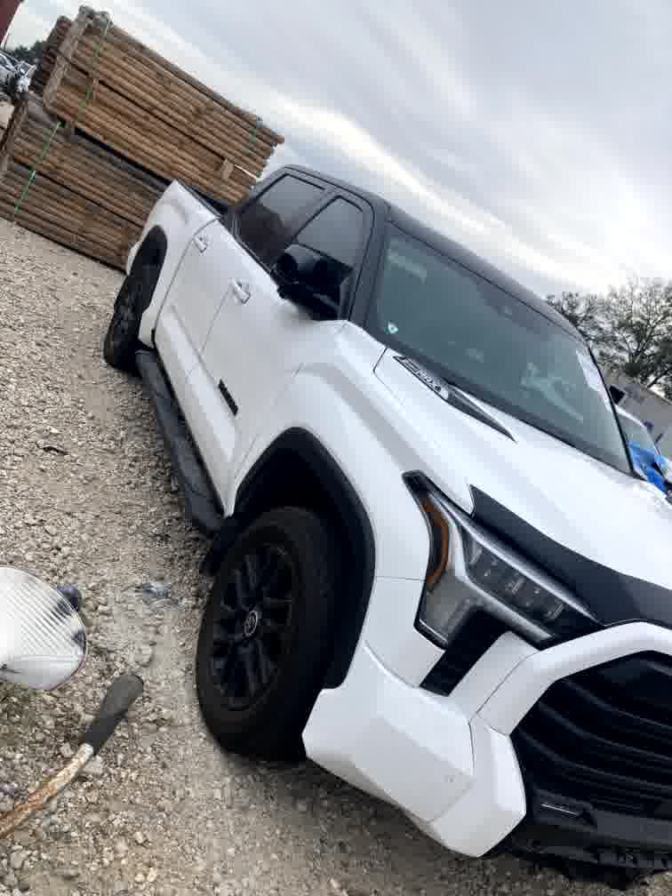 Toyota Tundra z widocznym uszkodzeniem przedniego błotnika