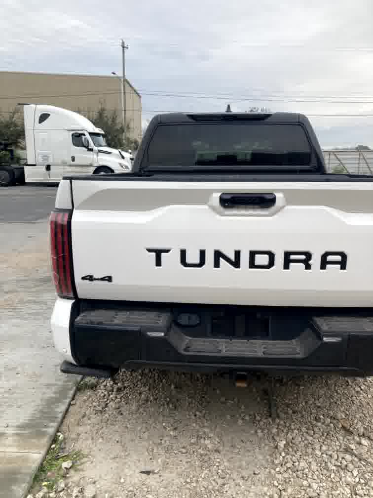 Tylna klapa Toyoty Tundra z napisem Tundra i oznaczeniem 4x4