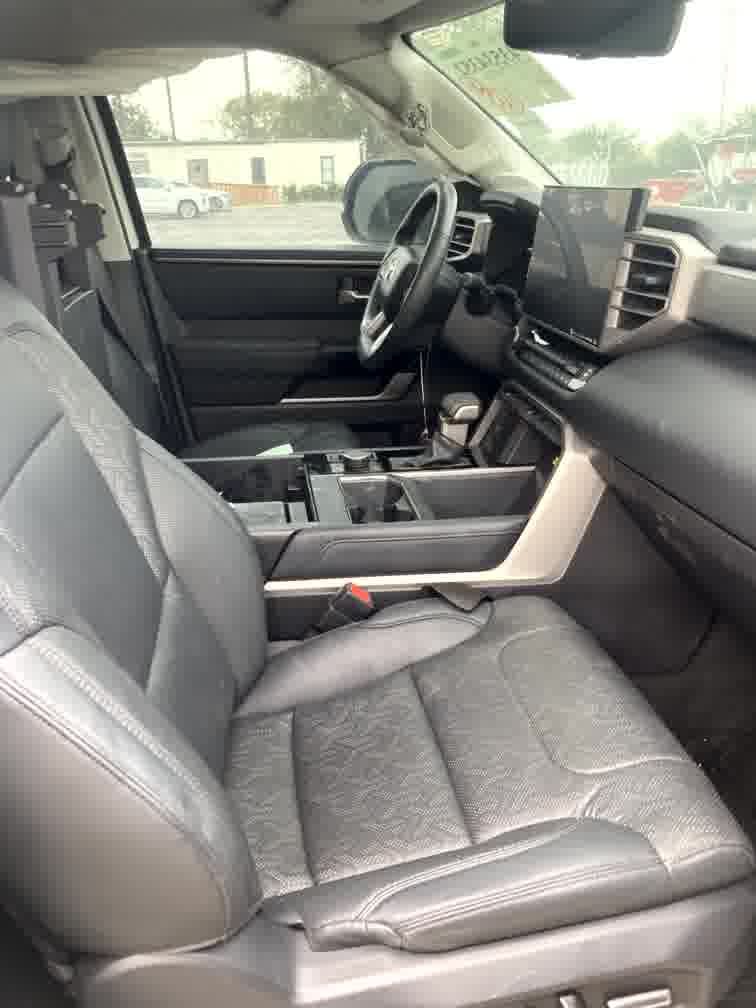 Wnętrze Toyoty Tundra - przednie fotele i konsola środkowa